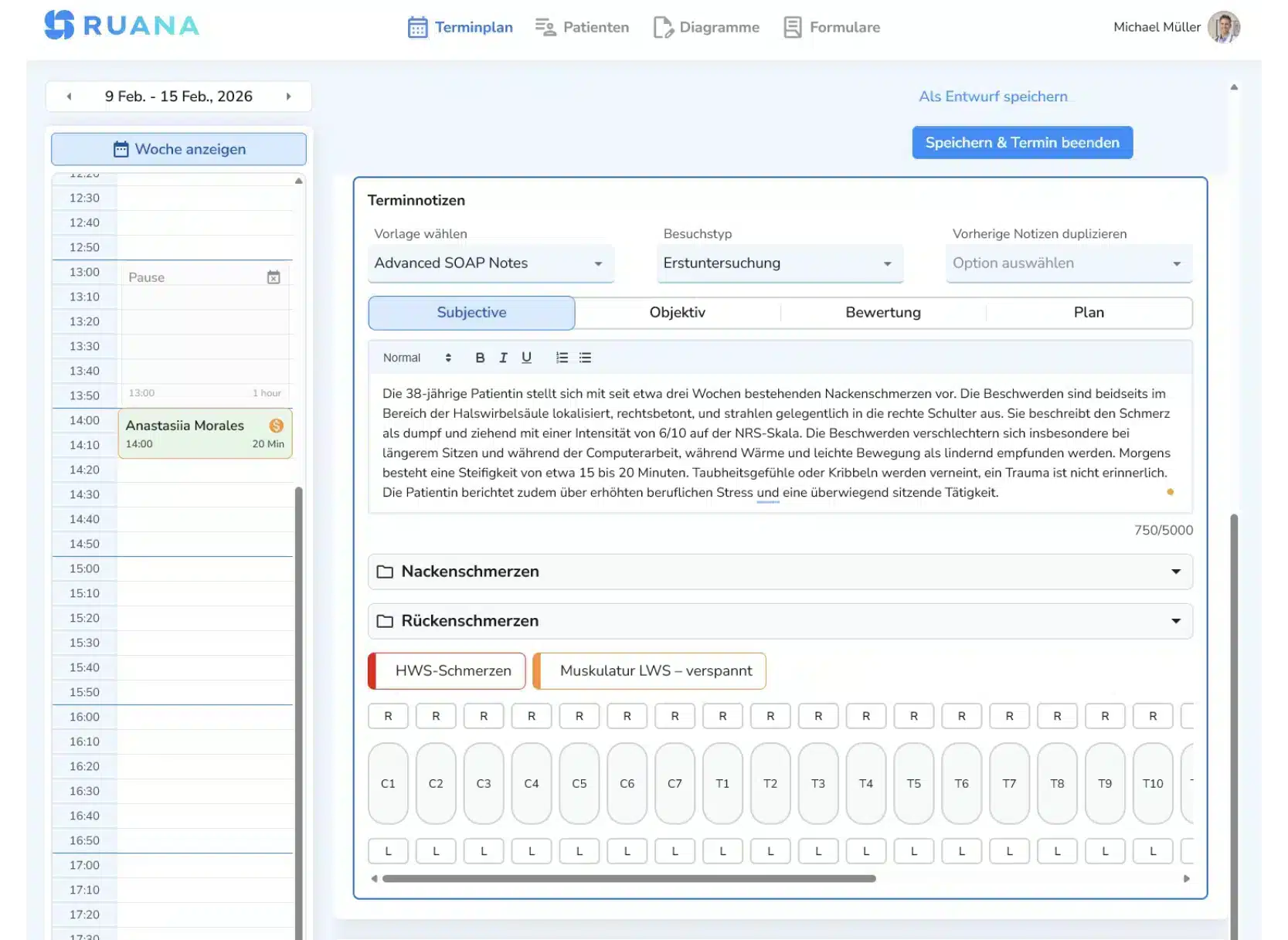 Ein Screenshot der RUANA-Softwareoberfläche mit detaillierten Terminnotizen für Anastasiia Morales. Das Bild zeigt den Reiter "Subjective" mit einem ausführlichen Anamnese-Text sowie darunterliegende Schnellwahl-Tags wie „HWS-Schmerzen“ und Symbole zur Wirbelsäulen-Segmentierung.