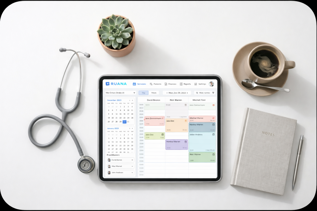 Tablet mit Praxissoftware zur Terminplanung für Heilpraktiker und Therapeuten auf einem Schreibtisch mit Stethoskop und Notizbuch